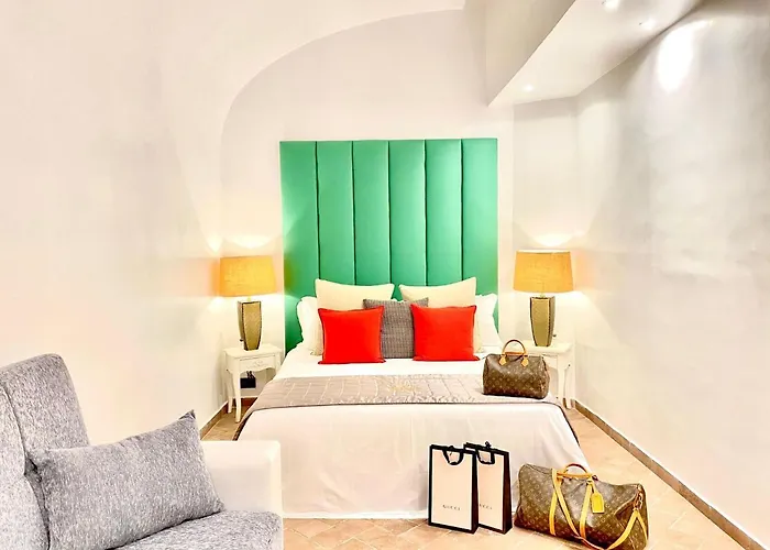 Dream Stay At The Trevi Fountain s